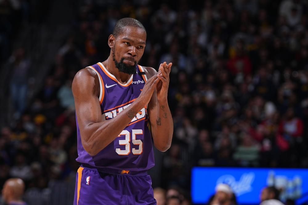 恭喜哈利伯顿！穿保护靴向女友琼斯求婚成功 杜兰特为他点赞