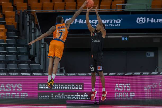 [棋牌]南洋杯大师赛开赛 中国驻新加坡大使曹忠明开棋.