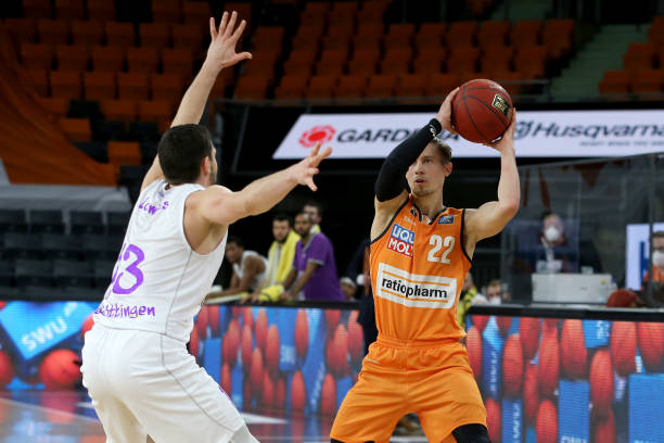 通过与境外 通过与境外