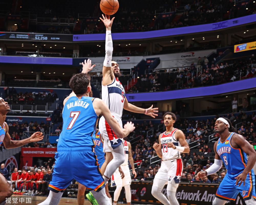 可别吃牌了！维尼修斯与主裁理论，拉菲尼亚赶紧推开示意快离场.