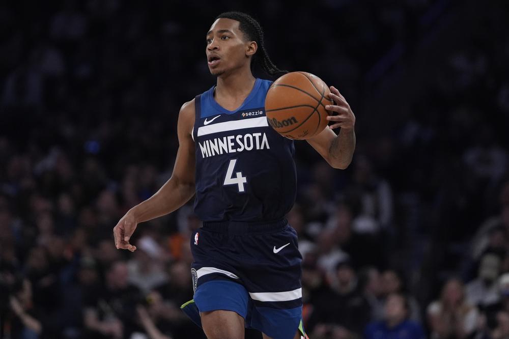 可别吃牌了！维尼修斯与主裁理论，拉菲尼亚赶紧推开示意快离场.