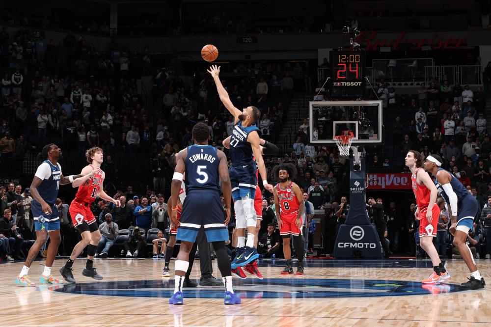 也强调了她 也强调了她